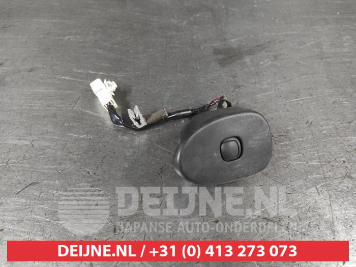 Toyota Yaris Schakelaar achterklep O701118