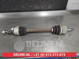 Gebruikte Aandrijfas links-voor Mitsubishi ASX 1.6 MIVEC 16V Prijs € 75,00 Margeregeling aangeboden door V.Deijne Jap.Auto-onderdelen BV