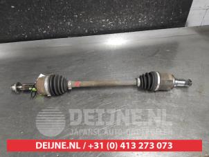 Gebruikte Aandrijfas links-voor Mitsubishi Space Star (A0) 1.2 12V Prijs € 100,00 Margeregeling aangeboden door V.Deijne Jap.Auto-onderdelen BV