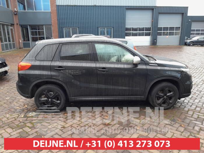 Suzuki Vitara Extra window 4-door, right O702544