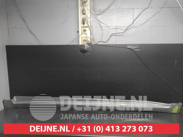 Toyota Avensis Seitenschürze links O702953