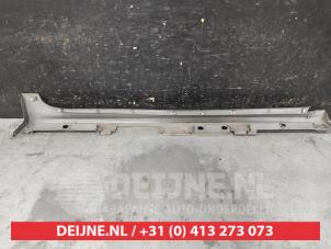 Toyota Yaris Zijskirt links O703370 foto 2