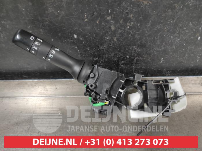 Gebruikte Schakelaar Licht Toyota Yaris III (P13) 1.5 16V Hybrid Prijs € 30,00 Margeregeling aangeboden door V.Deijne Jap.Auto-onderdelen BV