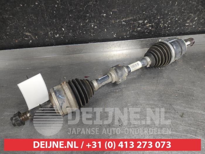 Gebruikte Aandrijfas links-voor Toyota C-HR (X1,X5) 1.8 16V Hybrid Prijs € 150,00 Margeregeling aangeboden door V.Deijne Jap.Auto-onderdelen BV