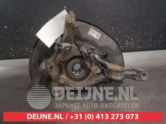 Toyota Yaris Fusee links-voor O704633