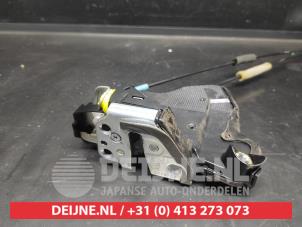 Toyota Rav-4 Door lock mechanism 4-door, front left O705001 photo 2