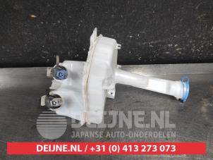 Gebruikte Ruitensproeiertank voor Suzuki Celerio (LF) 1.0 12V Prijs € 35,00 Margeregeling aangeboden door V.Deijne Jap.Auto-onderdelen BV