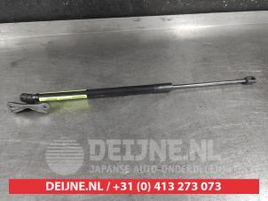 Gebruikte Kofferdekseldemper links-achter Toyota Corolla Touring Sport (E21/EH1) 2.0 16V Hybrid Prijs op aanvraag aangeboden door V.Deijne Jap.Auto-onderdelen BV