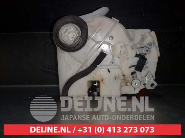 Daihatsu Cuore Deurslot Mechaniek 4Deurs links-achter O280412