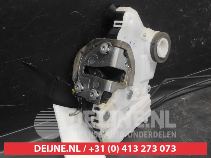 Toyota Verso-S Türschlossmechanik 4-türig links vorne O707056