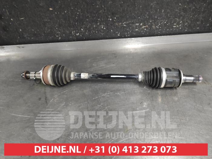 Gebruikte Steekas links-voor Toyota Yaris IV (P21/PA1/PH1) 1.5 12V Hybrid 115 Prijs € 150,00 Margeregeling aangeboden door V.Deijne Jap.Auto-onderdelen BV