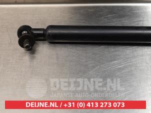 Subaru Impreza Gasdemper rechts-achter O294878 foto 2