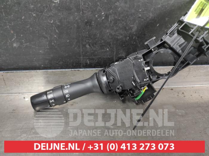 Gebruikte Schakelaar Licht Toyota Yaris III (P13) 1.5 16V Hybrid Prijs € 30,00 Margeregeling aangeboden door V.Deijne Jap.Auto-onderdelen BV
