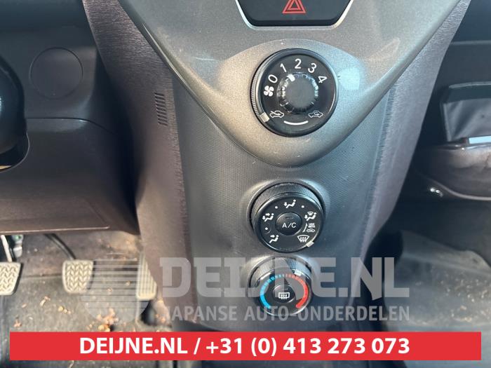Toyota IQ Kachel Bedieningspaneel O711143