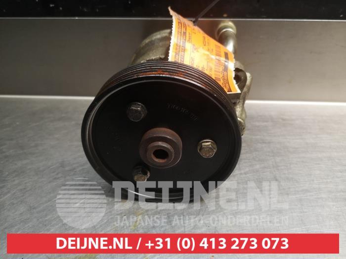 Stuurbekrachtiging Pomp van een Mitsubishi Carisma 1.9 TD 2000
