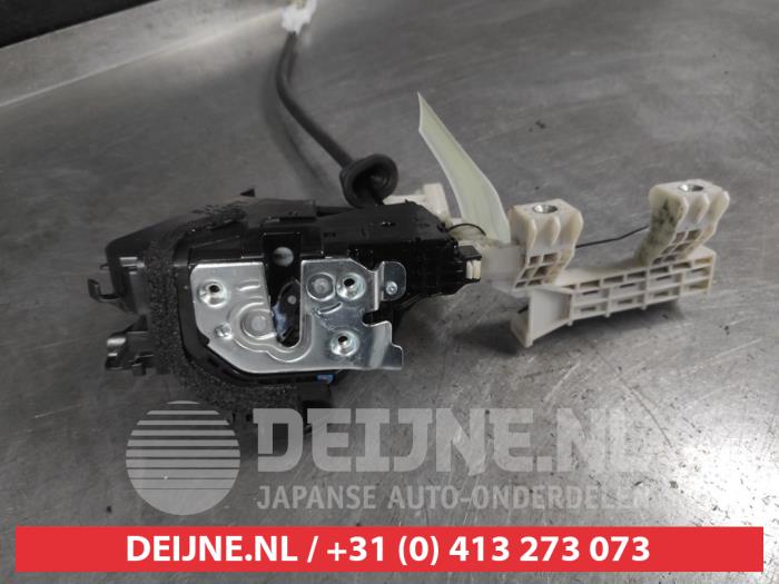 Hyundai Santafe Door lock mechanism 4-door, front left O713320