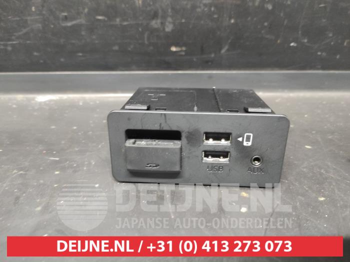 Mazda CX-3 AUX/USB aansluiting O713606