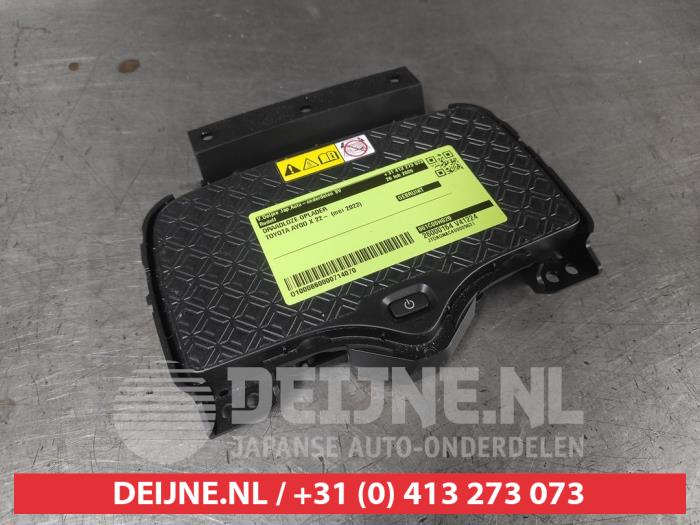 Toyota Aygo X Wireless charger O714070