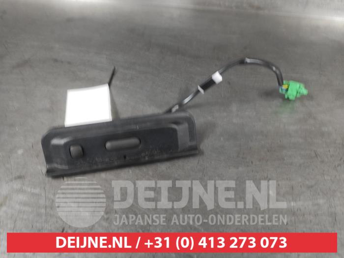 Suzuki Swift Schakelaar achterklep O715085