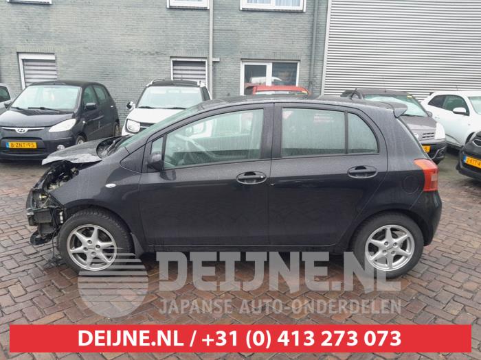 Toyota Yaris Rear door window 4-door, left O715109