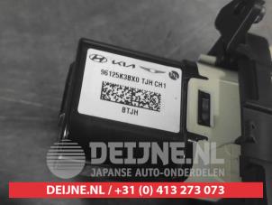 Hyundai Inster USB stekker O715950 foto 2
