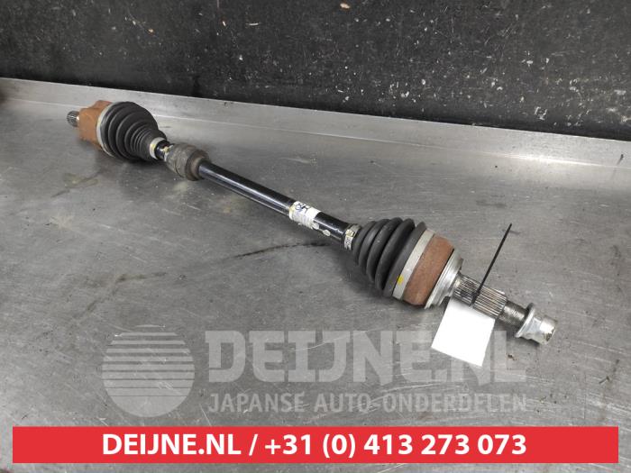Gebruikte Aandrijfas links-voor Nissan Qashqai (J12) 1.5 E-Power 16V Prijs € 150,00 Margeregeling aangeboden door V.Deijne Jap.Auto-onderdelen BV