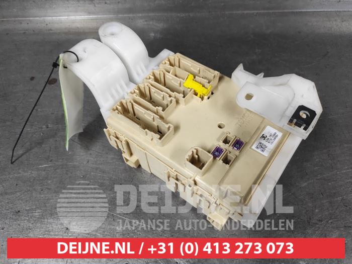Toyota Auris Fuse box O717211