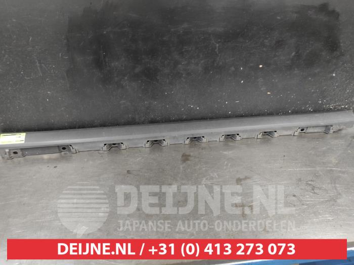 Suzuki Ignis Zijskirt rechts O717656