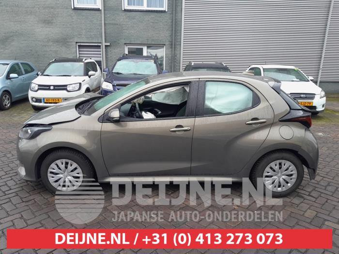 Toyota Yaris Side skirt, left O718412