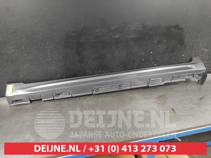 Suzuki Kizashi Side skirt, left O718676