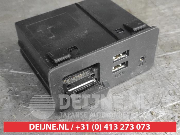 Mazda CX-3 AUX/USB aansluiting O718998