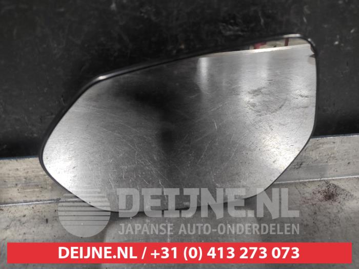 Toyota Yaris Cross Mirror glass, left O720392
