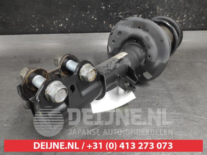 Toyota Yaris Cross Stoßdämpferstrebe rechts vorne O720778