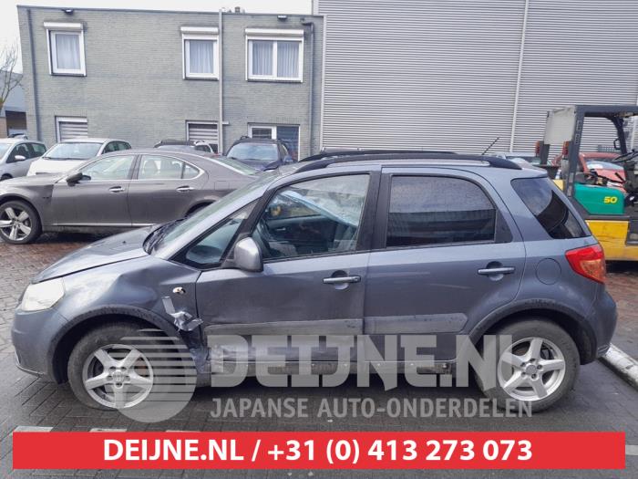 Suzuki SX-4 Portierruit 4Deurs links-achter O723448