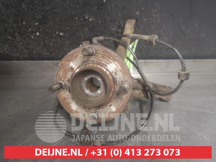 Nissan Almera Fusee rechts-voor O323510