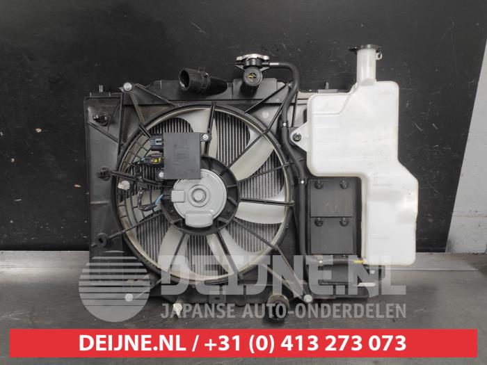 Gebruikte Radiateur Mazda CX-3 (DJ/DK) 2.0 SkyActiv-G 120 Prijs op aanvraag aangeboden door V.Deijne Jap.Auto-onderdelen BV