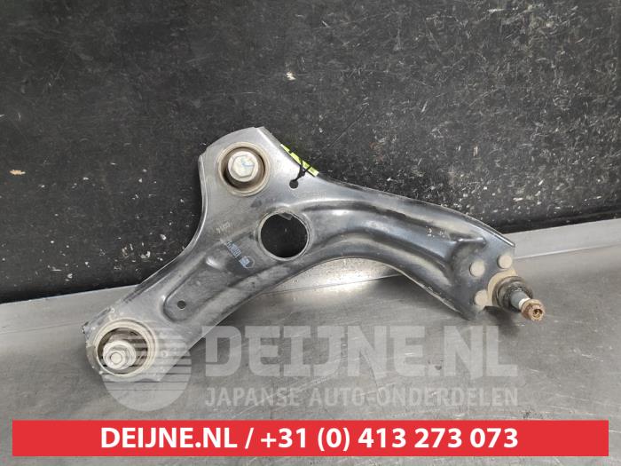 Nissan Juke Draagarm onder rechts-voor O724827