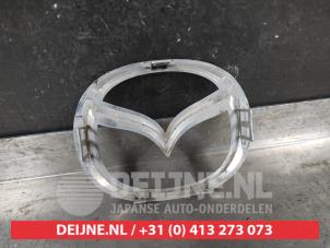 Mazda 2 Embleem O726350 foto 2