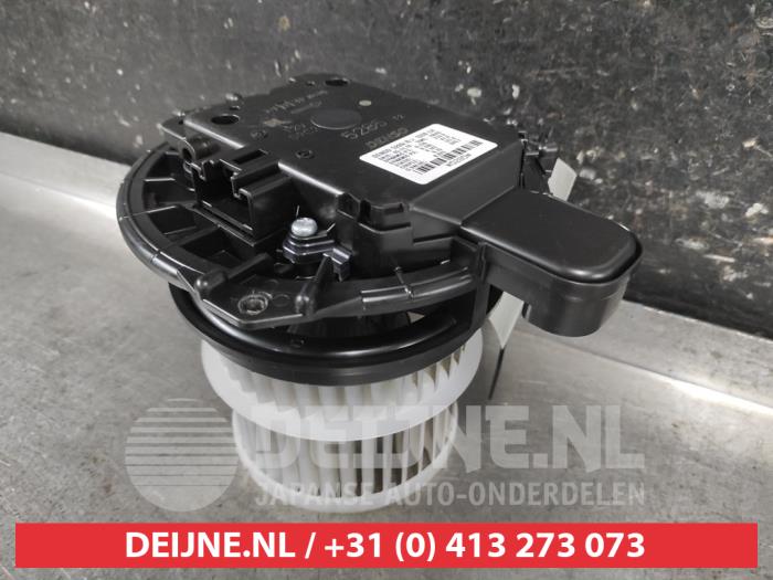 Toyota Corolla Heating and ventilation fan motor O726486