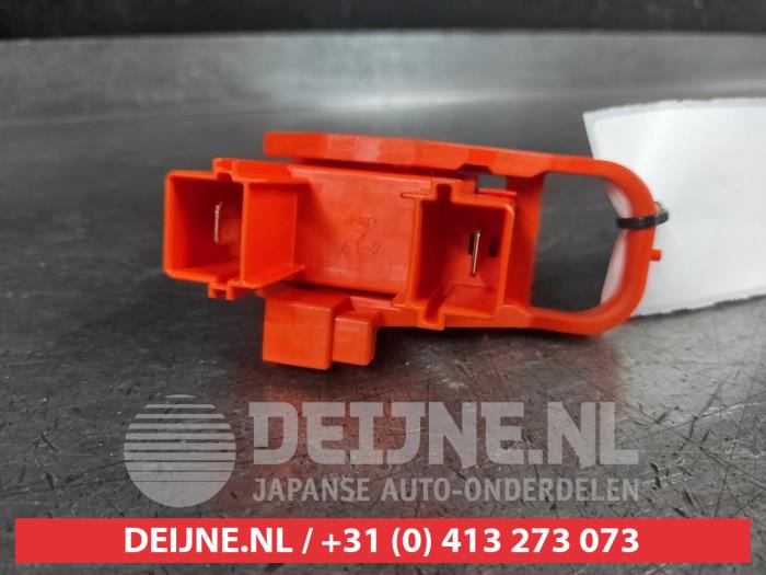 Toyota Prius Plus Hybrid service plug O726513