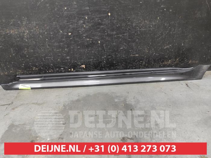 Toyota Yaris Zijskirt links O730685