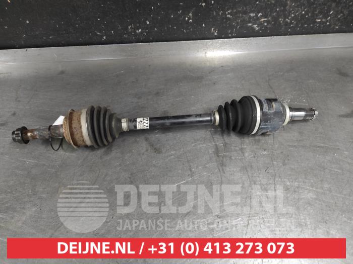 Gebruikte Aandrijfas links-voor Toyota Yaris III (P13) 1.5 16V Hybrid Prijs € 35,00 Margeregeling aangeboden door V.Deijne Jap.Auto-onderdelen BV