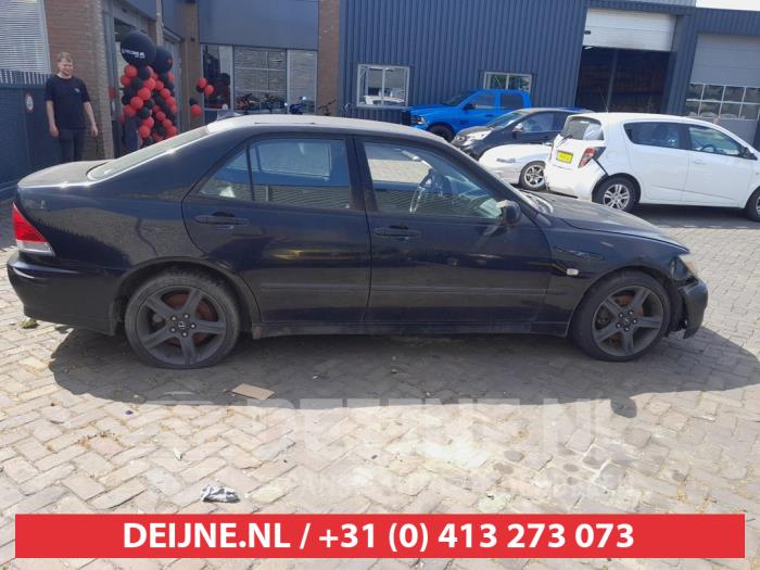 Lexus IS Front door 4-door, right O731816