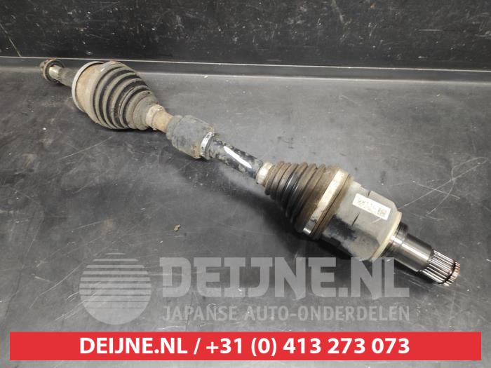 Gebruikte Aandrijfas links-voor Toyota Prius (ZVW3) 1.8 16V Plug-in Prijs op aanvraag aangeboden door V.Deijne Jap.Auto-onderdelen BV