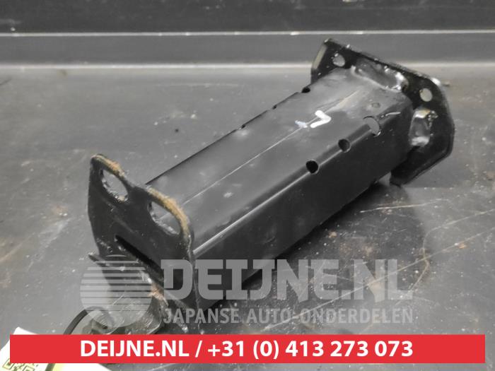 Toyota Yaris Front bumper bracket, left O735042