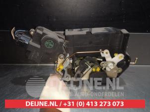 Gebruikte Slotmechaniek Portier 4Deurs rechts-achter Hyundai Trajet Prijs € 50,00 Margeregeling aangeboden door V.Deijne Jap.Auto-onderdelen BV