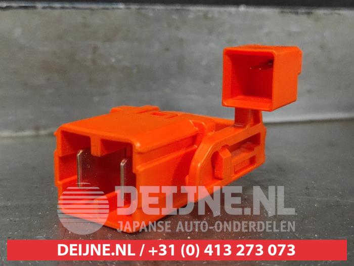 Toyota Yaris Hybrid service plug O736099