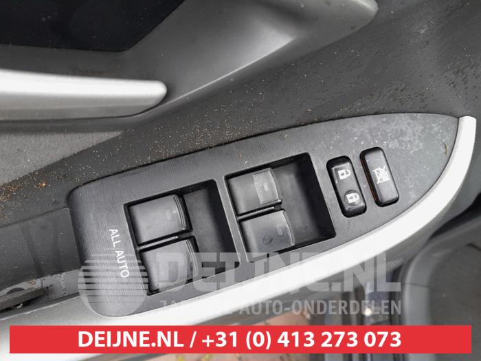 Toyota Prius Multi-functional window switch O737039