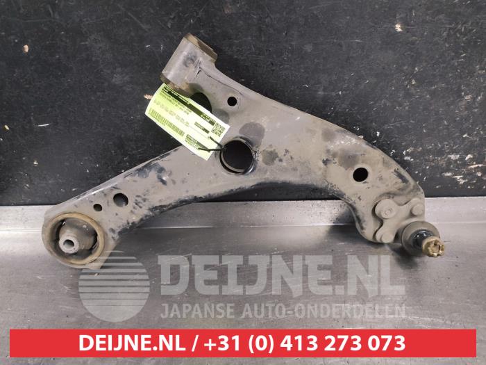 Toyota Corolla Front lower wishbone, right O737074
