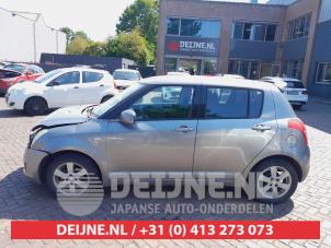 Suzuki Swift Driehoeks Ruit links-achter O738203 foto 2